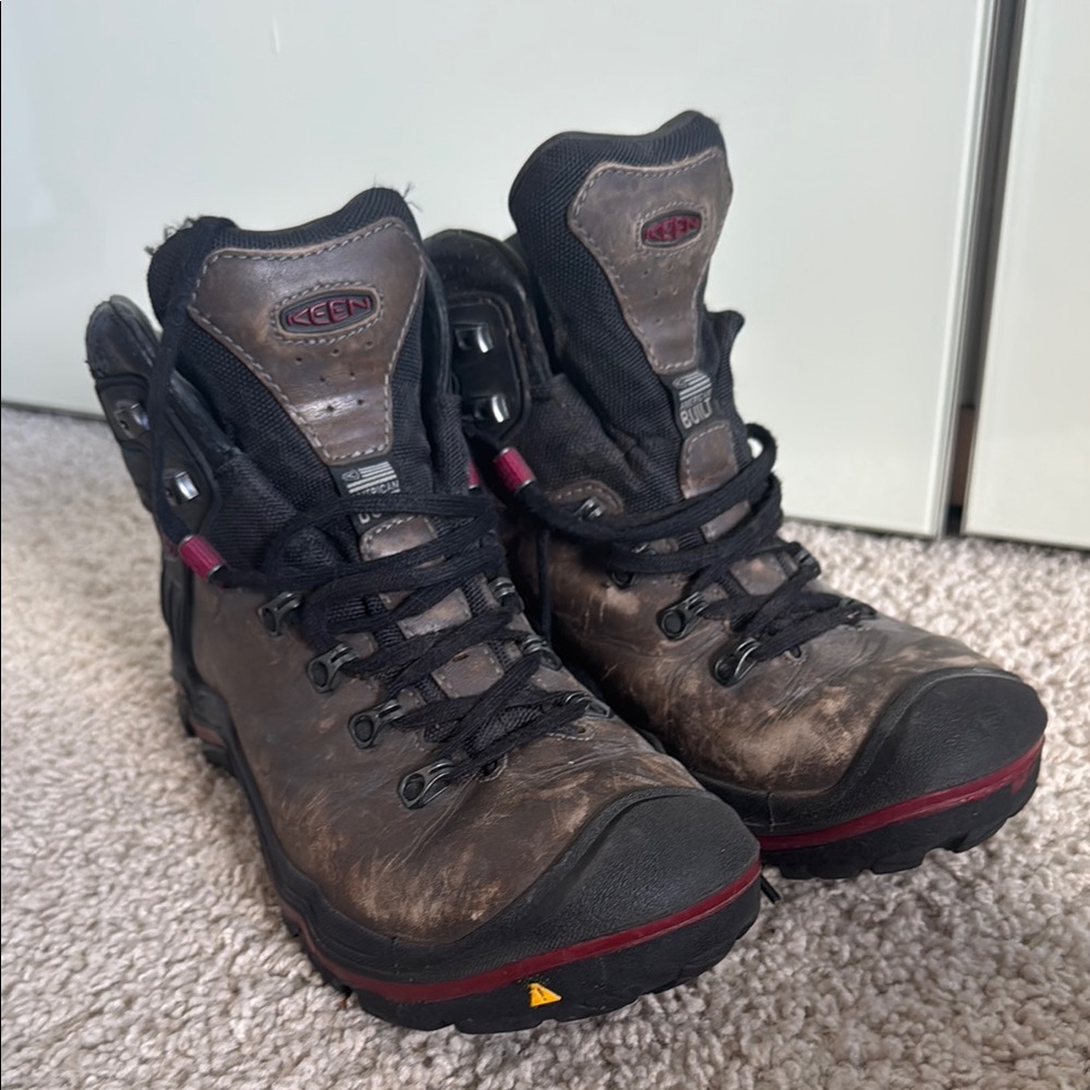 KEEN Dark Brown and Black Hiking Boots Size 8